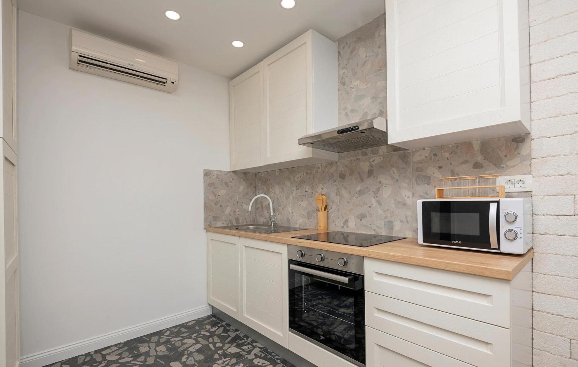 Cozy Apartment In Makarska With Kitchen Esterno foto