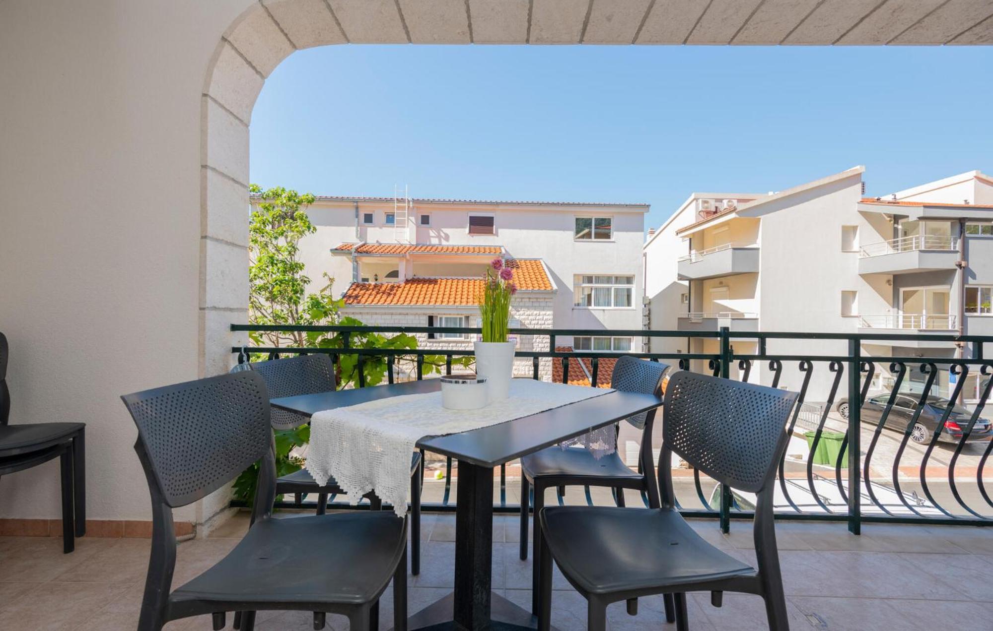 Cozy Apartment In Makarska With Kitchen Esterno foto