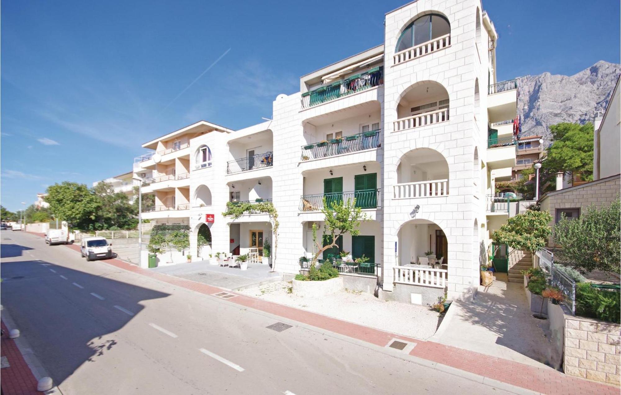 Cozy Apartment In Makarska With Kitchen Esterno foto